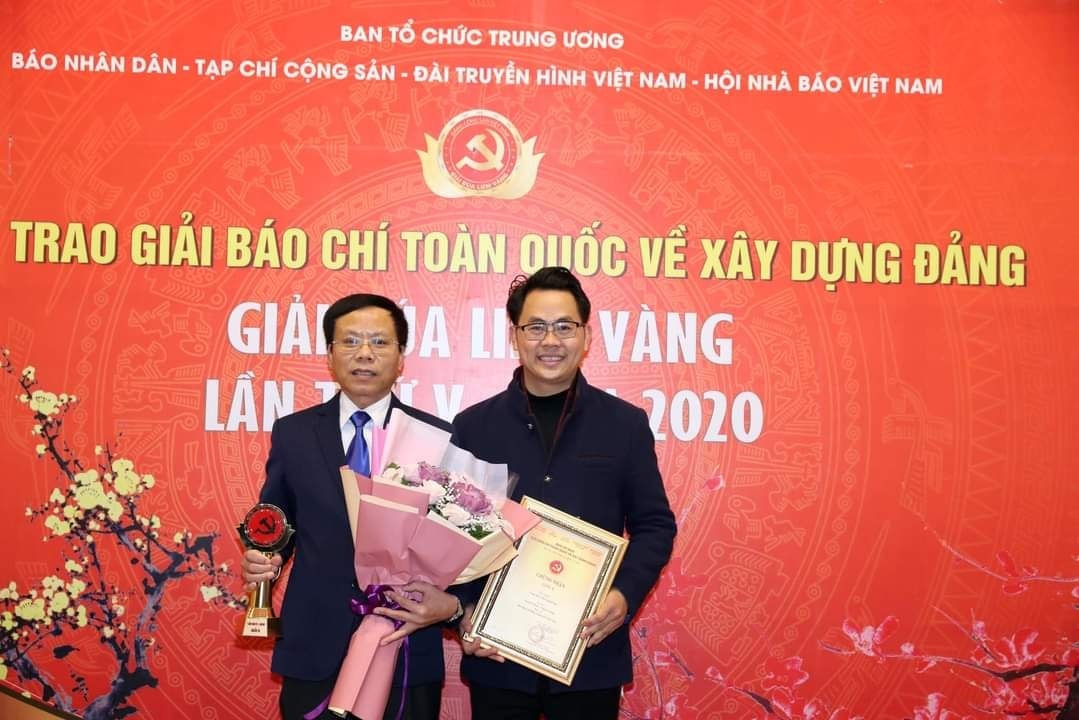 Nhóm tác giả Nguyễn Minh – Phạm Cường (Báo điện tử Đảng Cộng sản Việt Nam) được Hội đồng Chung khảo Giải báo chí toàn quốc về xây dựng Ðảng lựa chọn là một trong 5 tác phẩm báo chí xuất sắc đạt giả A. Ảnh: LT