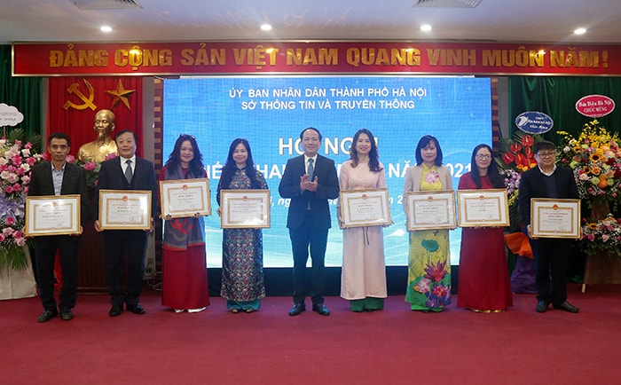 Thứ trưởng Bộ TT&TT Phạm Anh Tuấn trao Bằng khen của Chủ tịch UBND TP cho các tập thể, cá nhân. Ảnh: LH
