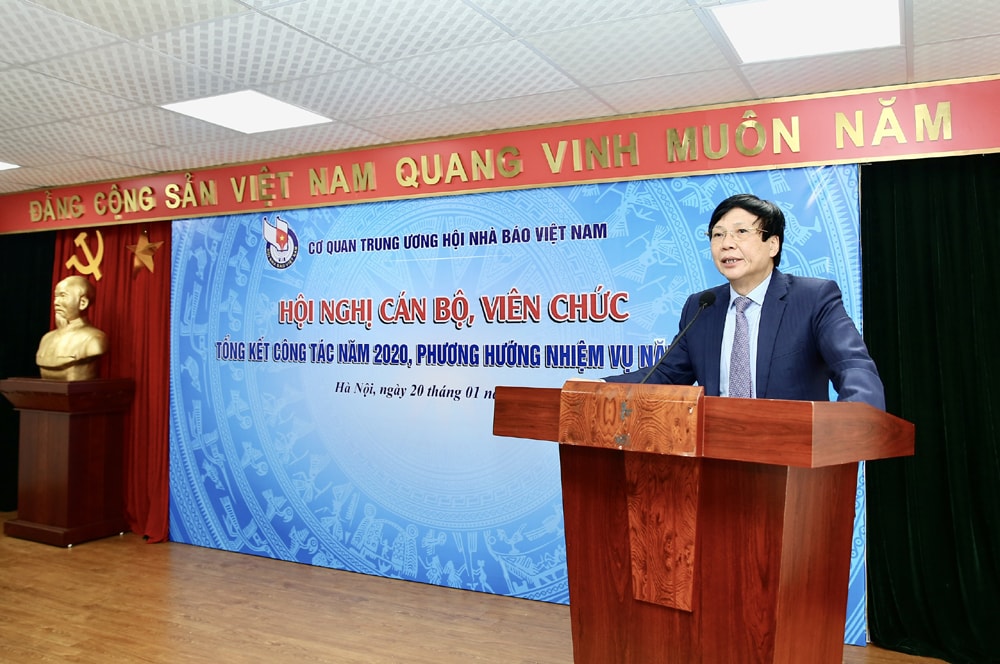 Đồng chí Hồ Quang Lợi, Phó Chủ tịch Thường trực Hội Nhà báo Việt Nam phát biểu tại Hội nghị. Ảnh: Sơn Hải