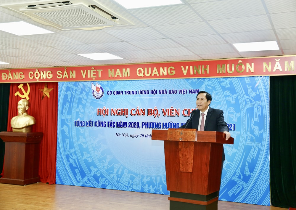 Đồng chí Thuận Hữu, Ủy viên Trung ương Đảng, Tổng Biên tập Báo Nhân Dân, Phó Trưởng ban Tuyên giáo Trung ương, Chủ tịch Hội Nhà báo Việt Nam tới tham dự và phát biểu chỉ đạo tại Hội nghị. Ảnh: Sơn Hải
