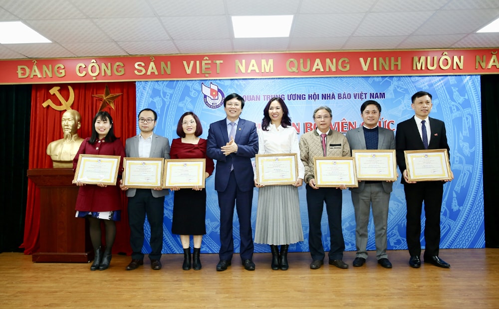 Đồng chí Hồ Quang Lợi - Phó Chủ tịch Thường trực Hội Nhà báo Việt Nam trao danh hiệu “Chiến sỹ thi đua cấp Hội Nhà báo Việt Nam” cho cán bộ viên chức Cơ quan Trung ương Hội Nhà báo Việt Nam đã có thành tích xuất sắc tiêu biểu từ năm 2017 – 2019. Ảnh: Sơn Hải