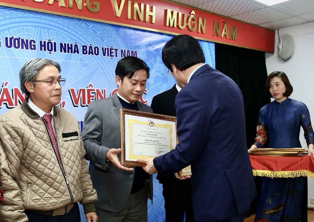 Tại Hội nghị, đồng chí Lê Trần Nguyên Huy, Tổng biên tập báo Nhà báo và Công luận được Phó Chủ tịch Thường trực Hội Nhà báo Việt Nam trao danh hiệu “Chiến sỹ thi đua cấp Hội Nhà báo Việt Nam”. Ảnh: Sơn Hải