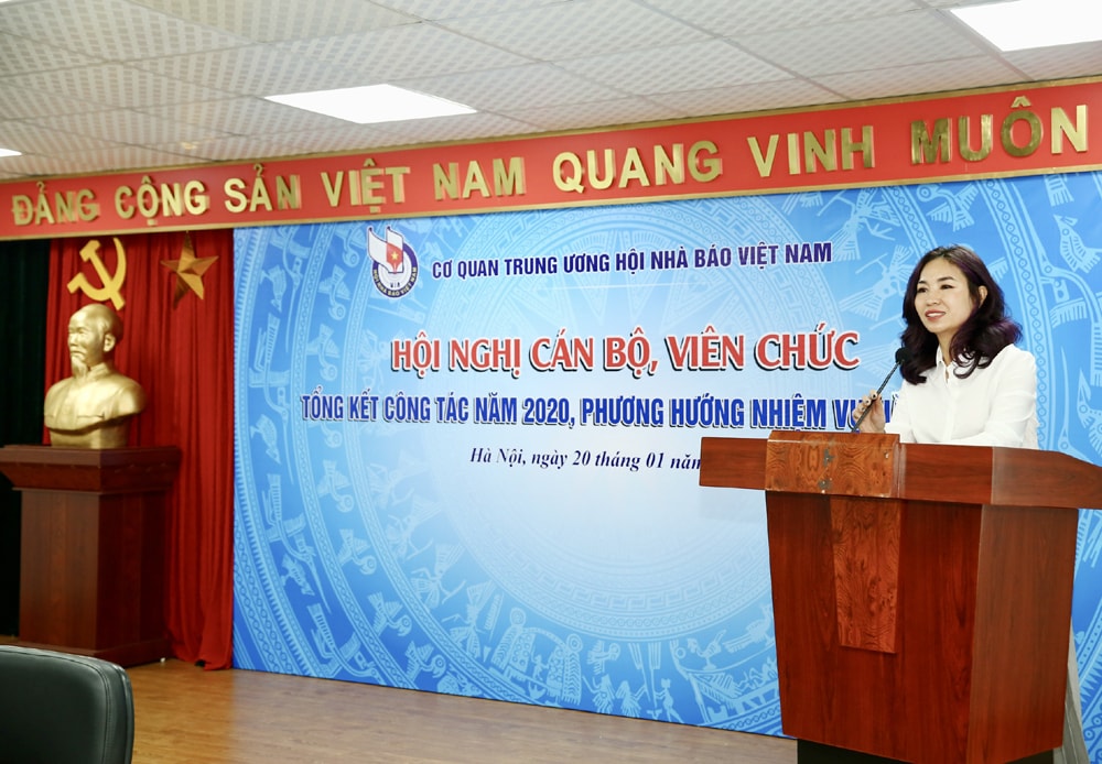 Đồng chí Chủ tịch Công đoàn Trần Lan Anh đại diện BCH Công đoàn phát biểu tại hội nghị. Ảnh: Sơn Hải