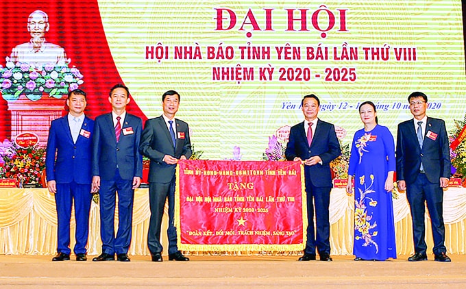Thay mặt Tỉnh ủy - HĐND - UBND - Ủy ban MTTQ Việt Nam, đồng chí Đỗ Đức Duy - Bí thư Tỉnh ủy đã trao tặng Đại hội Hội Nhà báo tỉnh Yên Bái lần thứ VIII, nhiệm kỳ 2020-2025. Bức cờ thêu với dòng chữ: Đoàn kết - Đổi mới - Trách nhiệm - Sáng tạo. Ảnh: Báo Yên Bái  