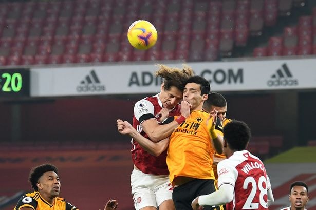 Premier League cho phép các CLB thay thêm 2 cầu thủ bị chấn động ở đầu trong mỗi trận đấu. Ảnh: internet