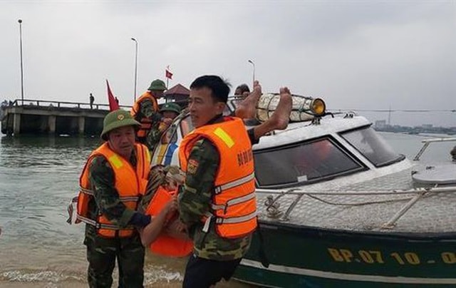 Các ngư dân được đưa vào bờ an toàn. Ảnh: dantri.com.vn