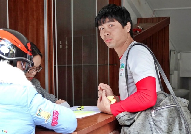 Công Phượng hòa vào dòng người mua vé ở sân Pleiku, hình ảnh khiến báo chí Thái Lan cảm thấy thú vị. Ảnh: internet
