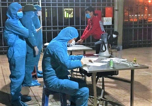 Những người trên xe phải khai báo y tế, kiểm tra sức khỏe và đưa đến nơi cách ly. Ảnh: Zingnews.vn