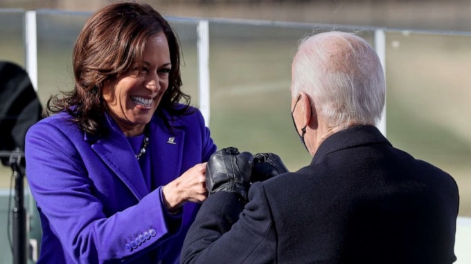 Tổng thống Joe Biden và Phó Tổng thống Kamala Harris chạm tay ăn mừng tại lễ tuyên thệ nhậm chức - Ảnh: Reuters