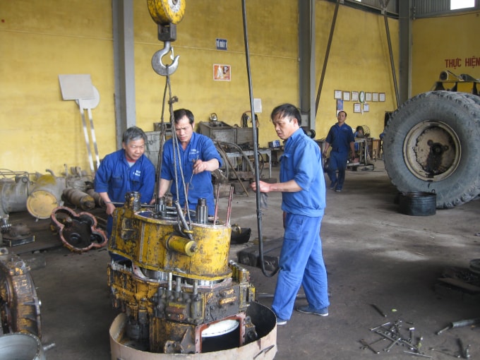 Trong những phân xưởng, các công nhân không ngừng thi đua, sáng tạo trong lao động sản xuất.
