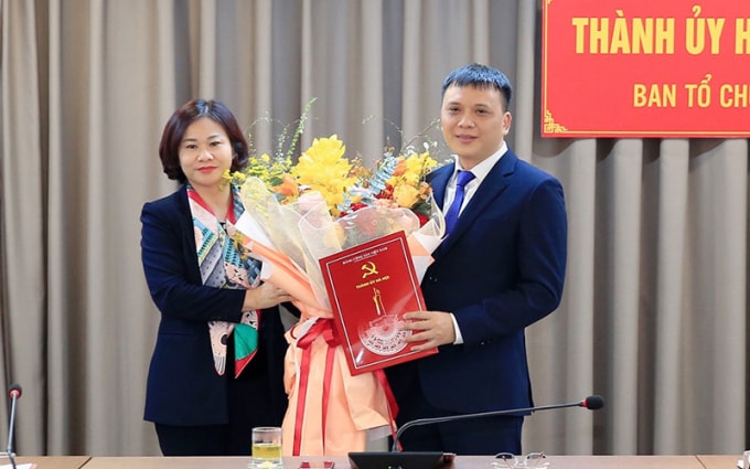 Phó Bí thư Thường trực Thành ủy Nguyễn Thị Tuyến trao quyết định của Ban Thường vụ Thành ủy cho ông Nguyễn Minh Long.