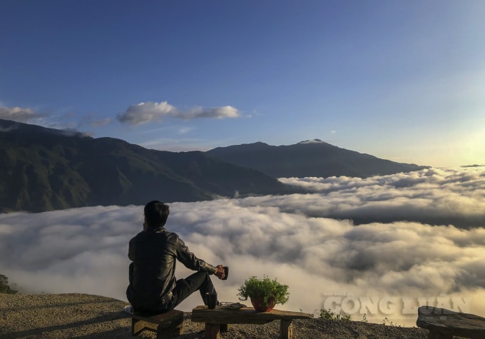 Anh Doãn Dương là một khách du lịch lên Tà Xùa chơi vào những ngày cuối năm, ngắm nhìn cảnh tượng mây vờn đỉnh núi cho hay: “Tôi đã vài lần đến Tà Xùa với mục tiêu săn mây, nhưng chưa lần nào chúng tôi được ngắm những áng mây bồng bềnh. Trong chuyến đi cuối năm này, thật may mắn “Thiên đường mây” hiển hiện trước mắt, cảnh tượng tuyệt đẹp này tôi đã mong chờ được thấy.”