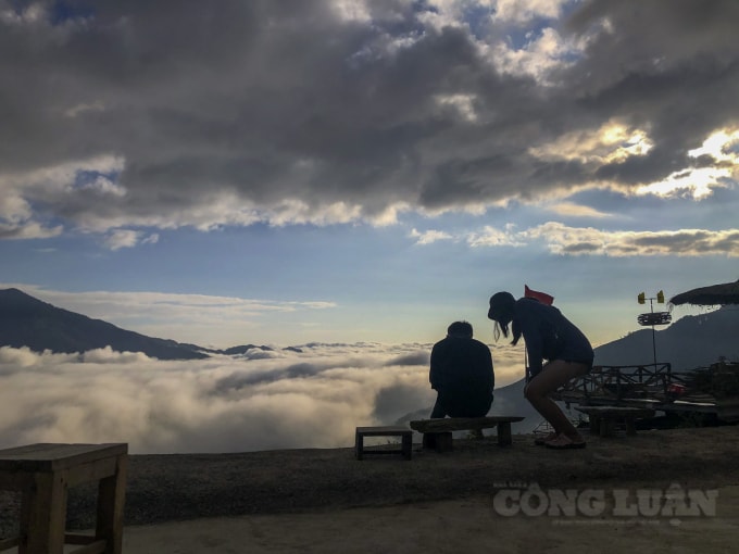 Với các tầng tầng, lớp lớp mây, ngồi trên đèo đỉnh núi như thể bạn đang đứng giữa làn mây bồng bềnh.