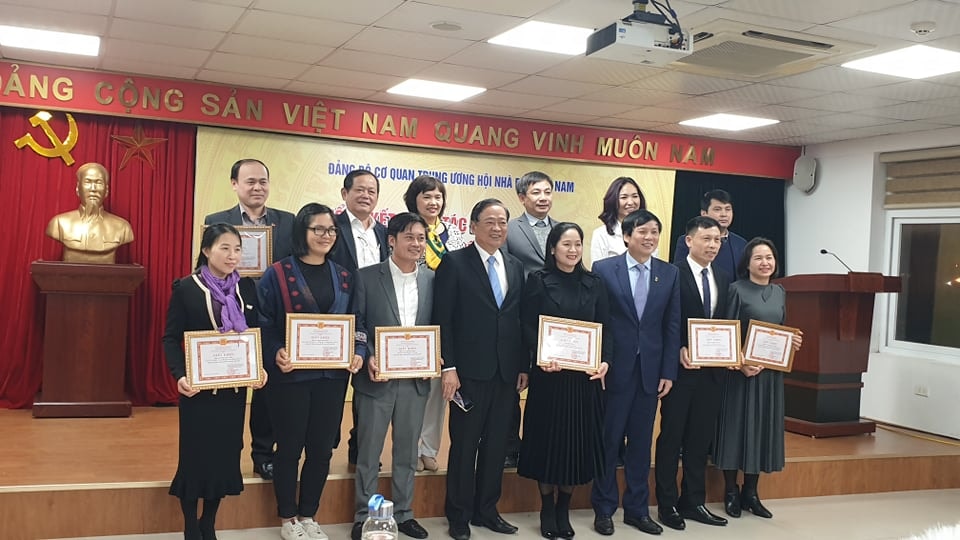 Khen thưởng cho Đảng viên hoàn thành xuất sắc nhiệm vụ