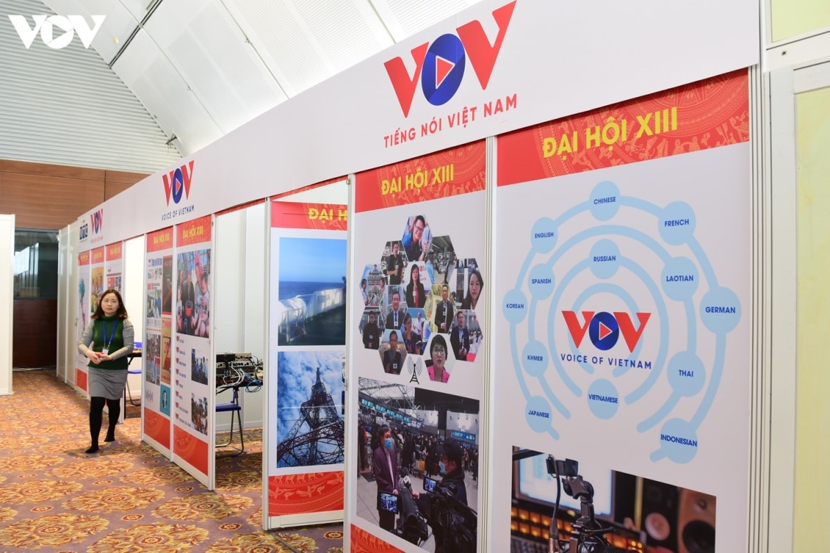 Khu vực cung cấp âm thanh trực tiếp và ghi âm của VOV cho các đơn vị báo chí tại Trung tâm báo chí phục vụ Đại hội Đảng XIII.