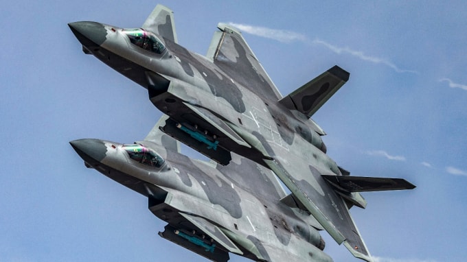 Máy bay chiến đấu tàng hình J-20 của Trung Quốc trình diễn tại một triển lãm hàng không năm 2018: Quân đội nước này được cho là đang thay thế động cơ của do Nga sản xuất bằng động cơ nội địa. © AP