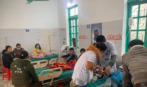 Các em học sinh nghi bị ngộ độc được chăm sóc tại Trung tâm Y tế huyện Quế Phong. Ảnh: sggp.vn