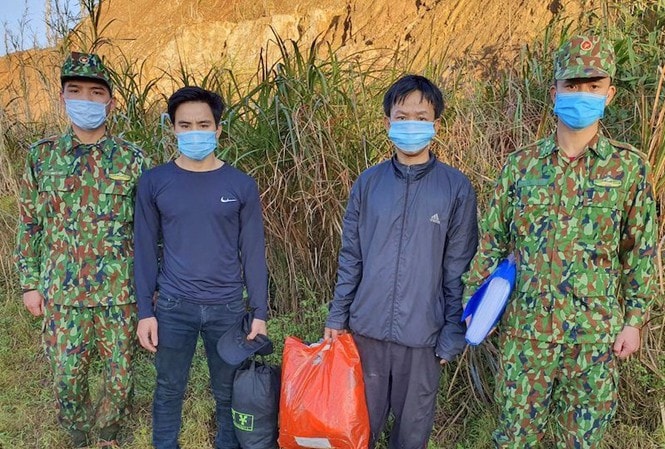 Hai người nhập cảnh trái phép bị lực lượng chức năng bắt giữ. Ảnh: tienphong.vn