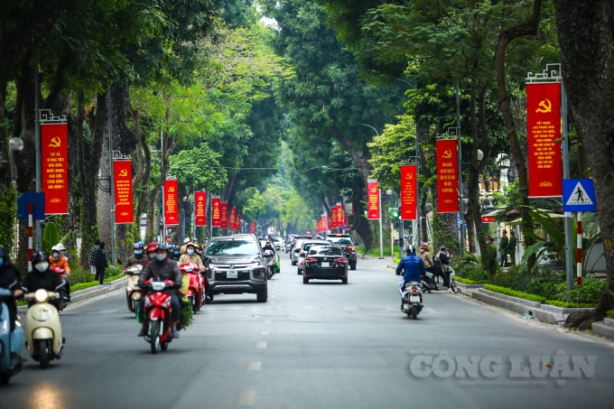 Chỉ còn vài ngày nữa, Đại hội đại biểu toàn quốc lần thứ XIII của Đảng sẽ chính thức diễn ra. Trên khắp các ngả đường của thành phố Hà Nội tràn ngập không khí phấn khởi, rực rỡ sắc màu đỏ thắm của cờ và hoa.