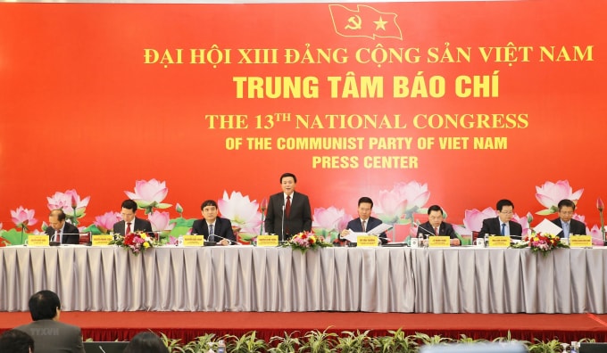Đồng chí Nguyễn Xuân Thắng, Bí thư Trung ương Đảng, Giám đốc Học viện Chính trị quốc gia Hồ Chí Minh, Chủ tịch hội đồng Lý luận Trung ương phát biểu tại buổi họp báo. (Ảnh: Doãn Tấn/TTXVN)