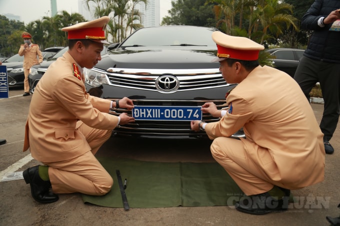 Các xe phục vụ Đại hội Đảng lần thứ XIII được Cục CSGT gắn biển tạm thời.