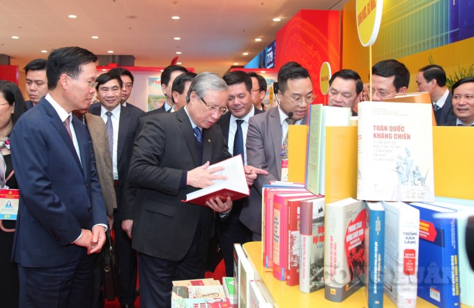 Tới dự lễ khai trương Trung tâm Báo chí Đại hội đại biểu toàn quốc lần thứ XIII của Đảng có các đồng chí: Trần Quốc Vượng, Ủy viên Bộ Chính trị, Thường trực Ban Bí thư; Võ Văn Thưởng, Ủy viên Bộ Chính trị, Bí thư Trung ương Đảng, Trưởng Ban Tuyên giáo Trung ương; Nguyễn Xuân Thắng, Bí thư Trung ương Đảng, Giám đốc Học viện Chính trị quốc gia Hồ Chí Minh, Chủ tịch Hội đồng Lý luận Trung ương.