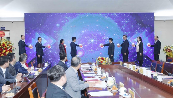 Đại biểu thực hiện nghi thức khai trương Trang Thông tin đối ngoại điện tử
