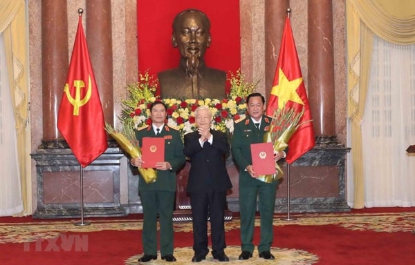 Tổng Bí thư, Chủ tịch nước Nguyễn Phú Trọng trao Quyết định thăng quân hàm cấp Thượng tướng cho hai Thứ trưởng Bộ Quốc phòng Nguyễn Tân Cương và Võ Minh Lương. Ảnh: TTXVN