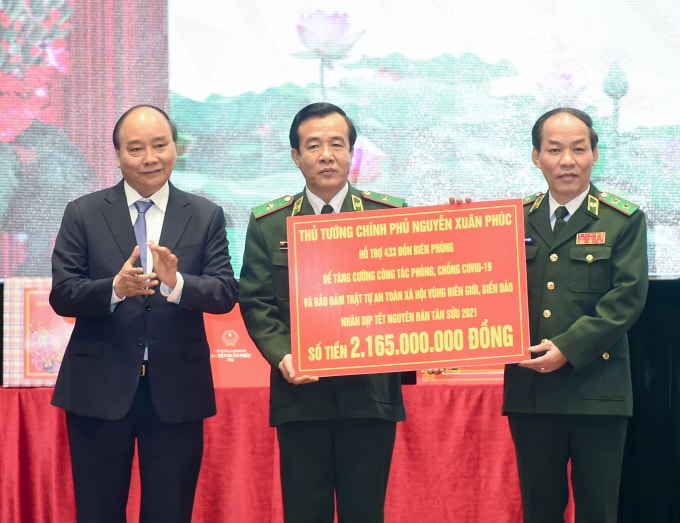 Thủ tướng tặng quà cho lực lượng bộ đội biên phòng.