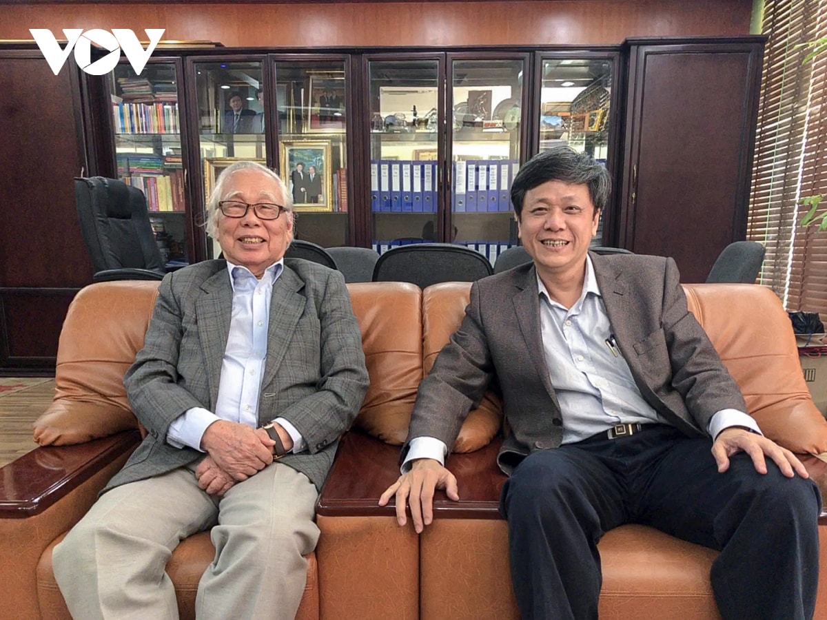 Nhà báo Phan Quang (trái) và nhà báo Vũ Hải. Ảnh: VOV