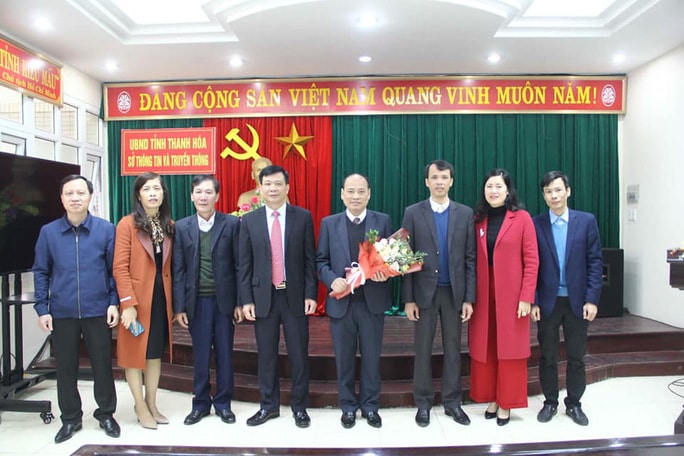 Ông Lê Nam nhận hoa chúc mừng tại Sở Thông tin và Truyền thông Thanh Hóa. Ảnh: ANTT