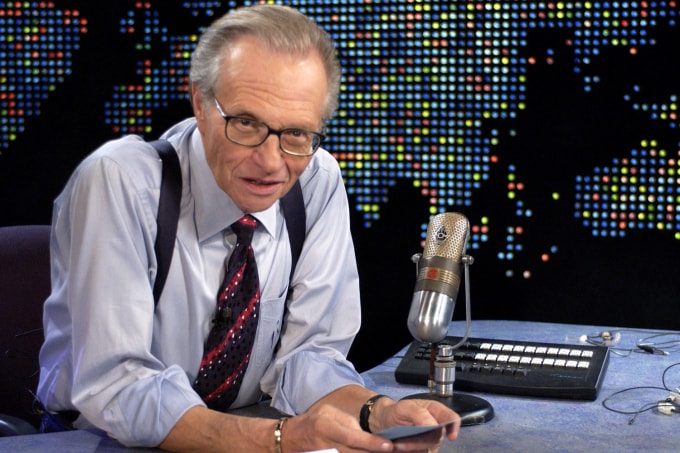 Larry King trong chương trình 'Larry King Live' tại CNN Studios ở Hollywood, CA, Hoa Kỳ. Ảnh của SGranitz / WireImage
