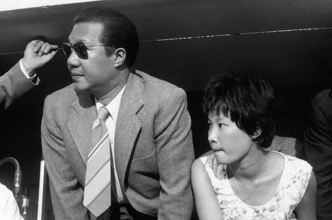 Công chúa Phương Mai (phải) cùng vua Bảo Đại xem đua xe Công thức 1 vào năm 1955. Ảnh: Getty Images.