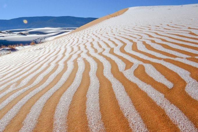 Sa mạc Sahara bao phủ phần lớn Bắc Phi, đã trải qua sự thay đổi nhiệt độ trong vài trăm nghìn năm qua, nhưng rất hiếm khi băng tuyết bao phủ ở đây. Ảnh: Bav Media.