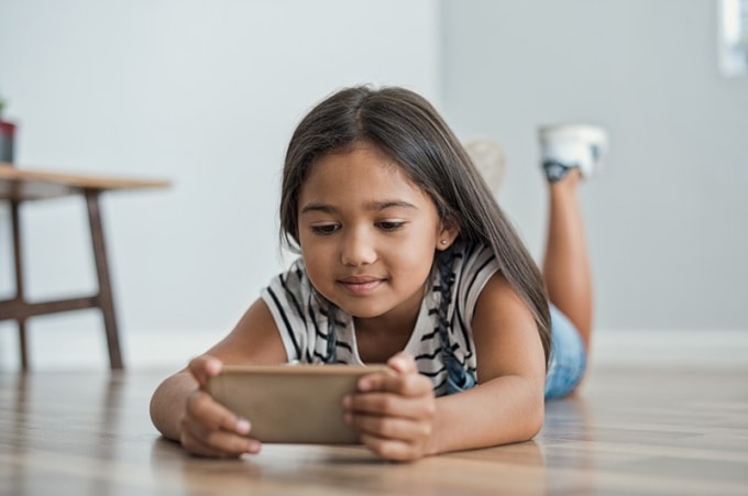Nhiều phụ huynh không kiểm soát chặt chẽ nội dung con cái theo dõi trên Internet, dẫn đến hậu quả khôn lường. Ảnh: TL