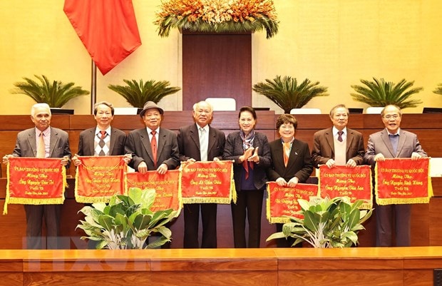 Nhân dịp này, thay mặt Ủy ban Thường vụ Quốc hội, Chủ tịch Quốc hội Nguyễn Thị Kim Ngân trao chướng mừng thọ mừng thọ các đồng chí nguyên lãnh đạo đã nghỉ hưu. Ảnh: TTXVN.