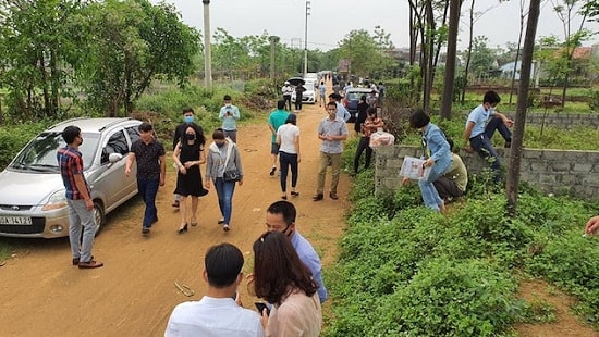 Cứ cuối tuần, ở các vùng ven đô Hà Nội như Thạch Thất, Ba Vì... nhà đầu tư đi xem đất, mua đất rất nhộn nhịp (Ảnh minh họa)
