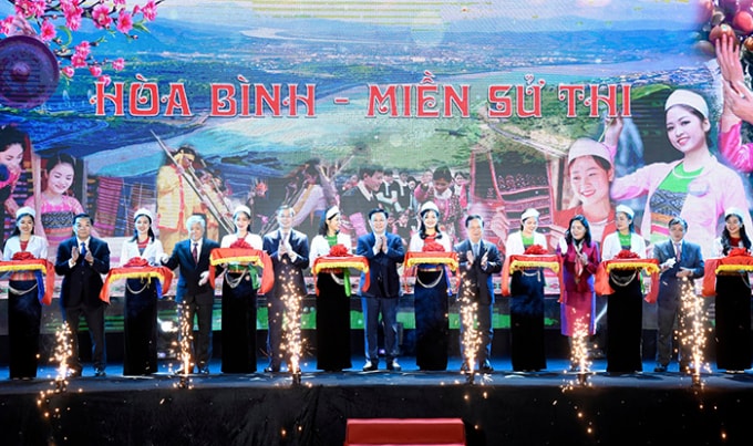 Đại biểu cắt băng khai mạc sự kiện