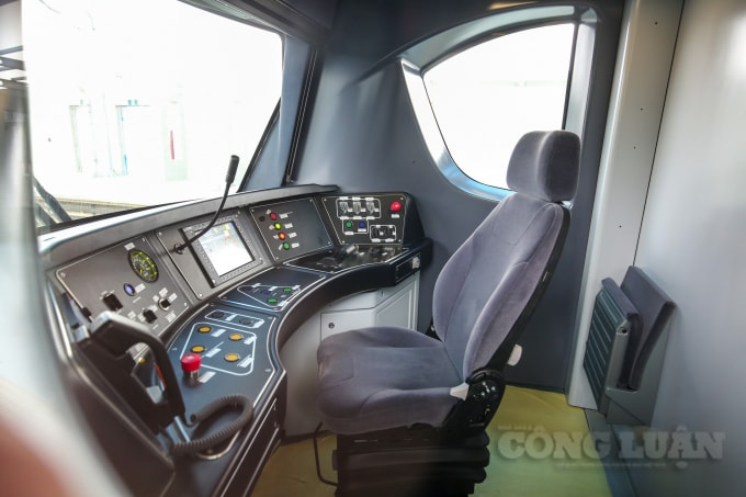 Khoang của lái tàu được trang bị rất nhiều các thiết bị hiện đại và từ khoang lái có thể kiểm soát được cả đoàn tàu.