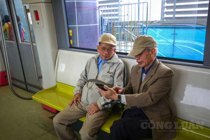 Nhiều người dân háo hức được lên thăm quan toa tàu hiện đại bậc nhất Việt Nam. Một người dân vui vẻ nói: