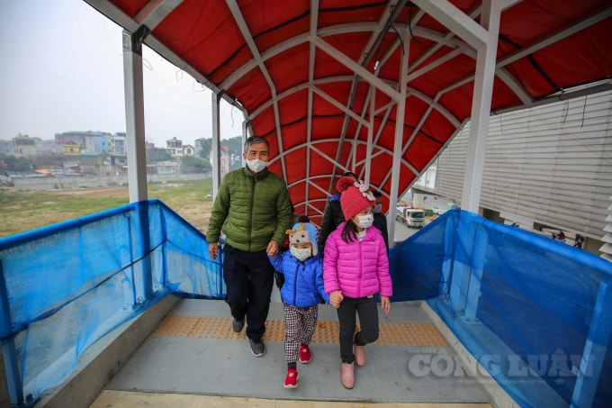 Háo hức vì là một trong những người dân đầu tiên được lên thăm quan toa tàu metro Nhổn - ga Hà Nội, ông Lê Đức Hoà (Bắc Từ Liêm, Hà Nội) chia sẻ: