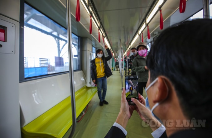 Mọi người chụp ảnh kỷ niệm khi tham quan tàu metro Nhổn - ga Hà Nội, ai cũng hi vọng tuyến đường sớm được đưa vào sử dụng.