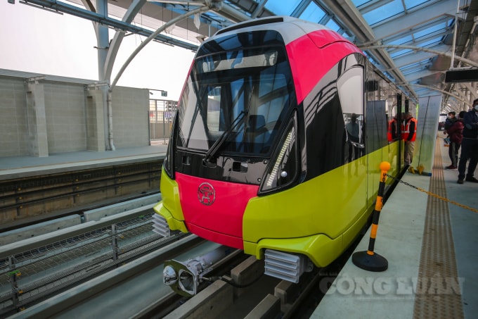 Đoàn tàu Nhổn - ga Hà Nội được thiết kế theo công nghệ mới nhất, tiêu chuẩn châu Âu và quốc tế, trang bị đầy đủ các tiện nghi hiện đại như: hệ thống điều hòa không khí, thông gió; hệ thống loa, ca-mê-ra trong và phía trước tàu.