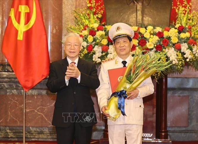 Tổng Bí thư, Chủ tịch nước Nguyễn Phú Trọng, Bí thư Quân ủy Trung ương trao Quyết định thăng cấp bậc hàm từ Trung tướng lên Thượng tướng đối với ông Nguyễn Văn Sơn. Ảnh: TTXVN