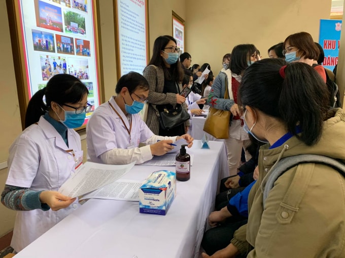 Các nữ sinh Trường Đại học Y Hà Nội là những người rất mạnh mẽ và có trách nhiệm trong công tác phòng chống COVID -19, khi là những người đầu tiên đến đăng ký tham gia tiêm thử nghiệm vắc xin COVIVAC (ảnh TL).