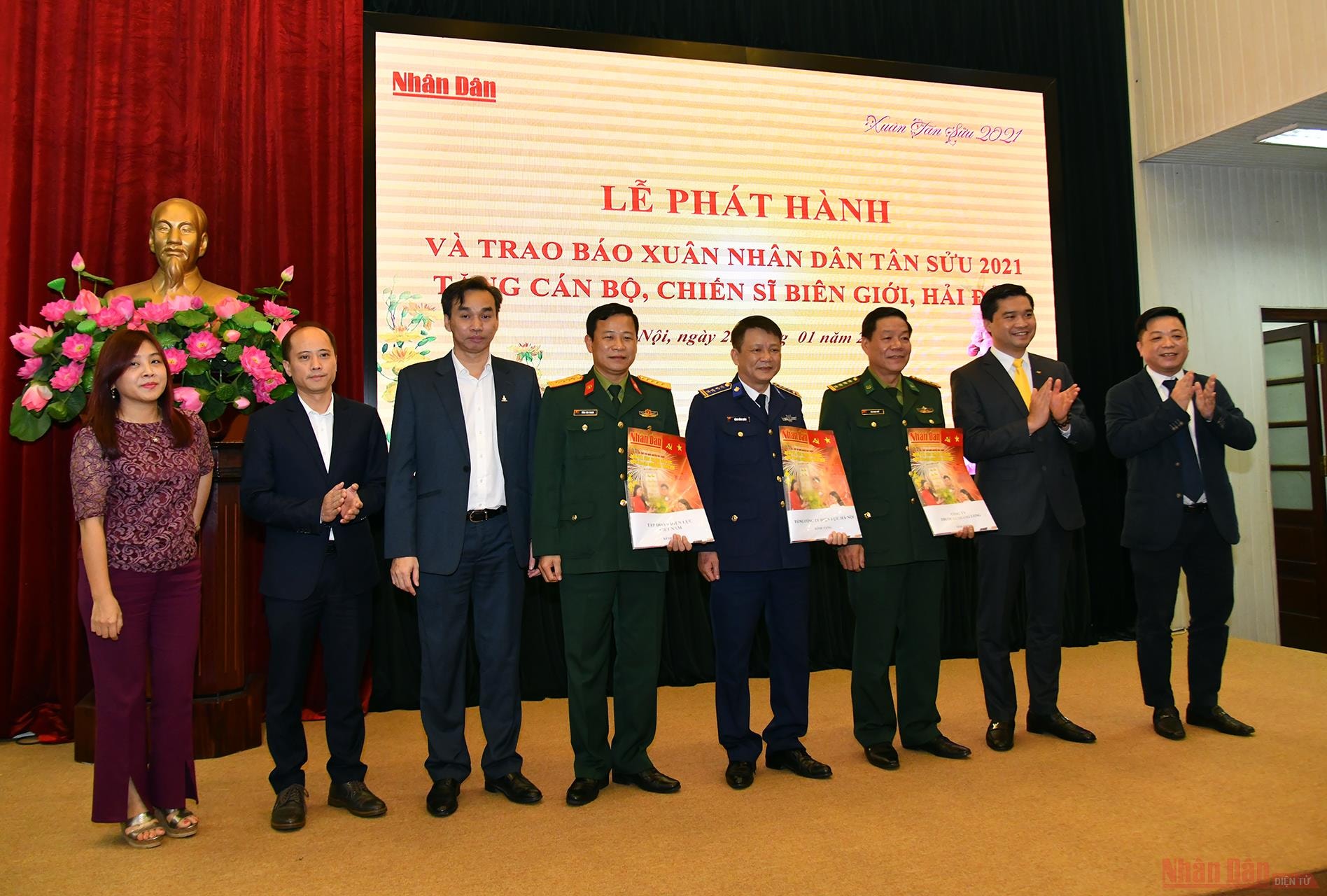 Phó Tổng Biên tập Báo Nhân Dân Quế Đình Nguyên cùng đại diện một số đơn vị trao tặng báo Xuân cho đại diện các đơn vị nhận báo. Ảnh: Duy Linh