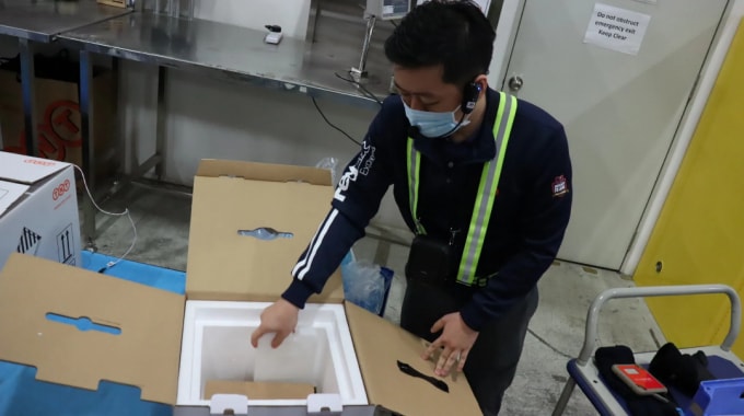 Fedex sẽ sử dụng một hệ thống sử dụng cảm biến để theo dõi nhiệt độ, độ ẩm và các điều kiện khác của các lô hàng. Ảnh: Nikkei