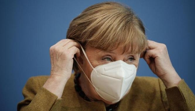 Thủ tướng Angela Merkel sử dụng khẩu trang đạt chuẩn, nhằm ngăn chặn sự lây nhiễm của virus Corona - Ảnh: CNN/Michael