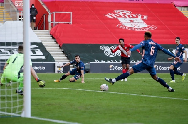 Cầu thủ Gabriel đốt lưới nhà dẫn tới thất bại của Arsenal. Ảnh: internet