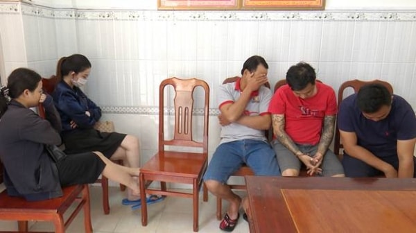 Các đối tượng tàng trữ, sử dụng ma túy bị bắt quả tang.